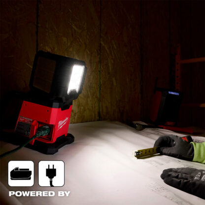 Proyector y Luz de Área de Triple Panel de 4500 Lúmenes de Salida M18 MILWAUKEE - Imagen 5